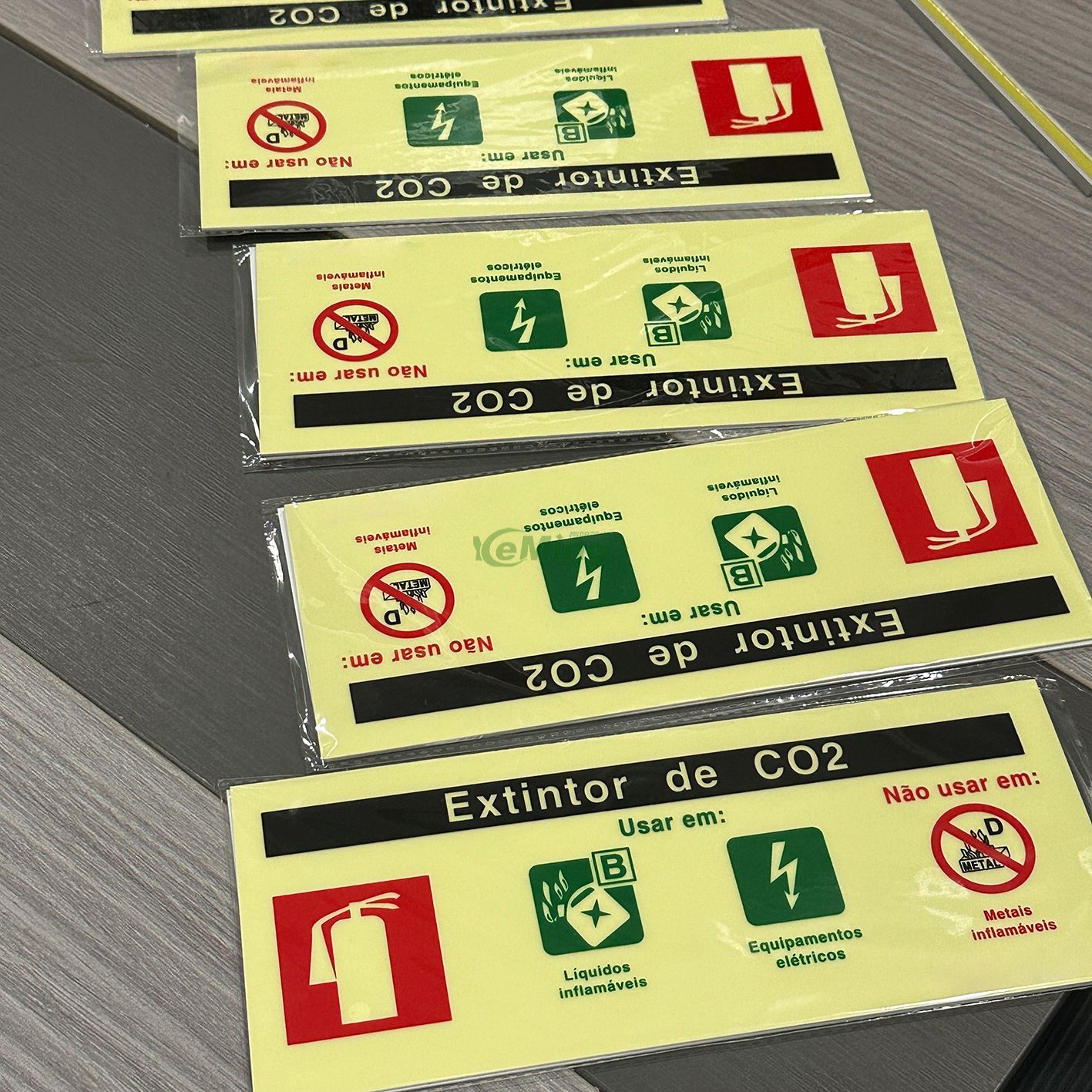 Co2 Extinguishing Sign Plate Photoluminescent Fire Extinguisher Location Signs Safety Warning Sign